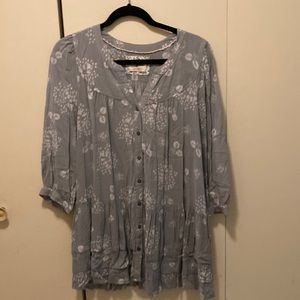Anthropology top. Grey with soft white flowers and leaves. Length is longer.